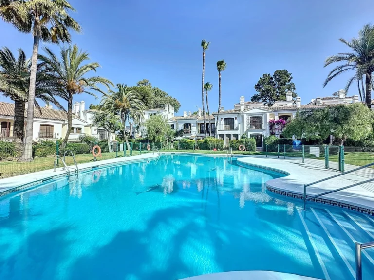 R5223514 | Townhouse in Estepona – € 749,000 – 2 beds, 2.5 baths