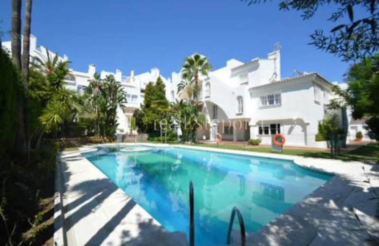 Rocamar | Apartment in Marbella Golden Mile – € 740,000 – 5 beds, 3 baths