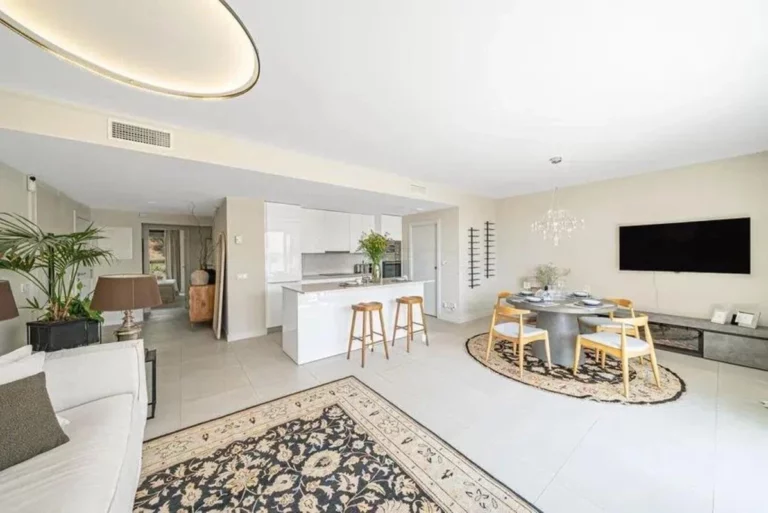 R5117986 | Middle Floor Apartment in Estepona – € 695,000 – 3 beds, 2 baths