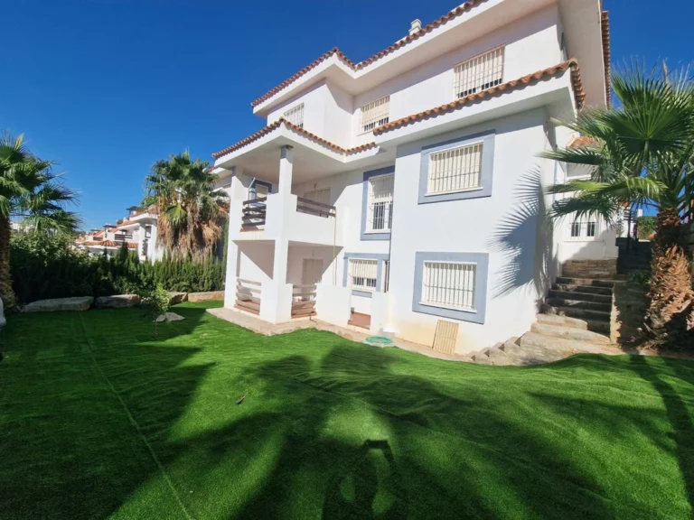R5196754 | Detached Villa in Manilva – € 550,000 – 5 beds, 4 baths