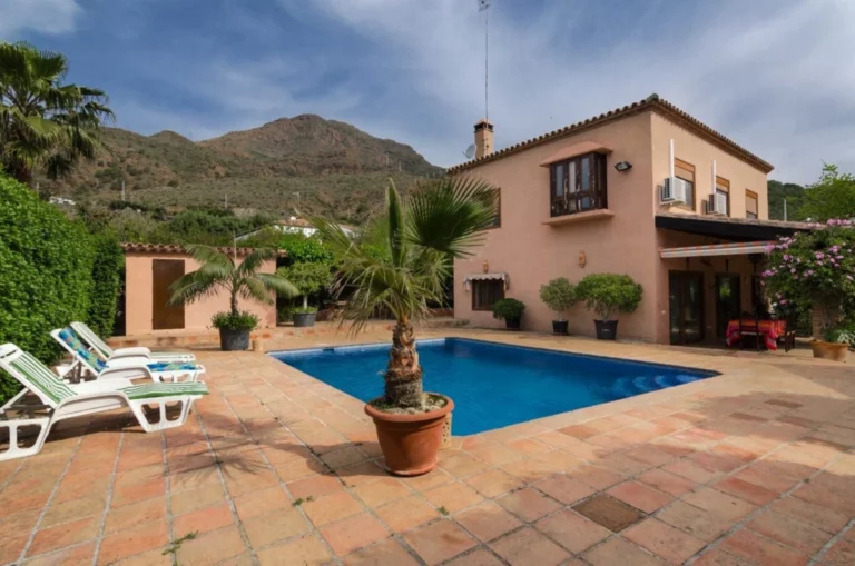 R4380736 | Detached Villa in Estepona – € 795,000 – 4 beds, 2 baths