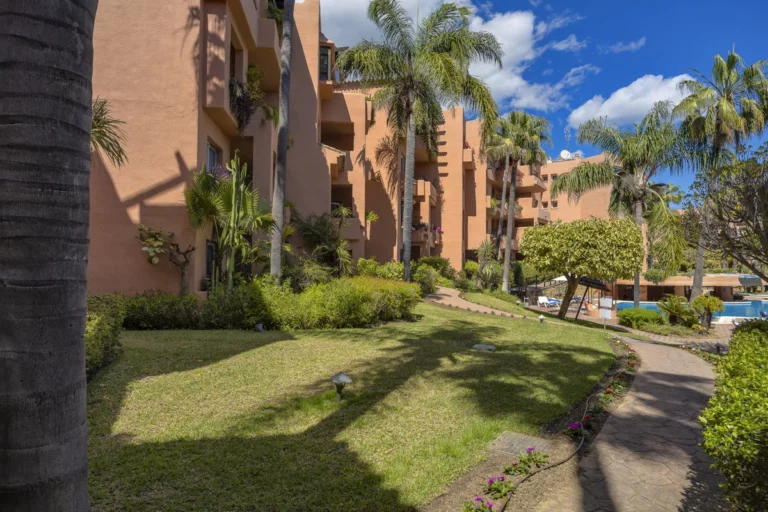R5018800 | Middle Floor Apartment in Marbella – € 945,000 – 4 beds, 3 baths
