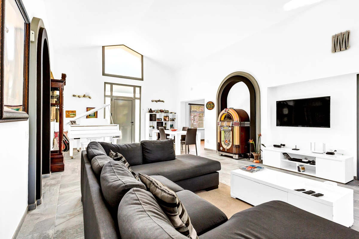 8-e64a9055bba3e77ac8aca3b893cdf826