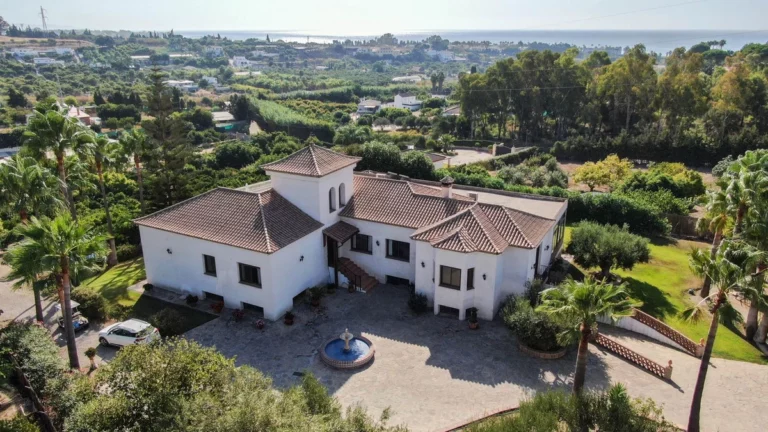 R5219935 | Finca – Cortijo in Estepona – € 2,400,000 – 3 beds, 2 baths