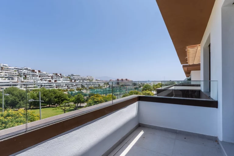 R5078062 | Middle Floor Apartment in Estepona – € 595,000 – 2 beds, 2 baths