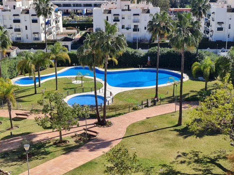 R5250781 | Middle Floor Apartment in Nueva Andalucía – € 399,000 – 2 beds, 2 baths