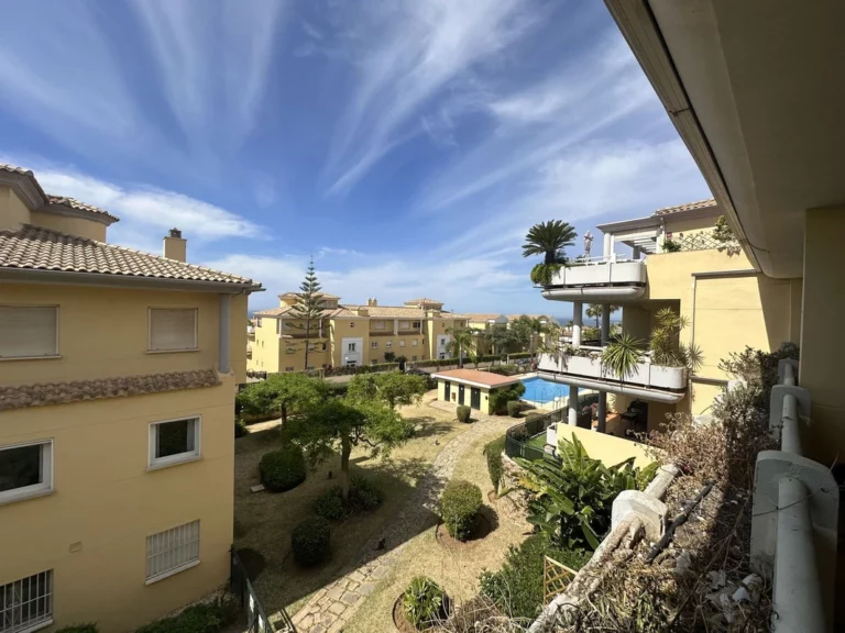 R4678303 | Middle Floor Apartment in Cabopino – € 458,000 – 3 beds, 2 baths