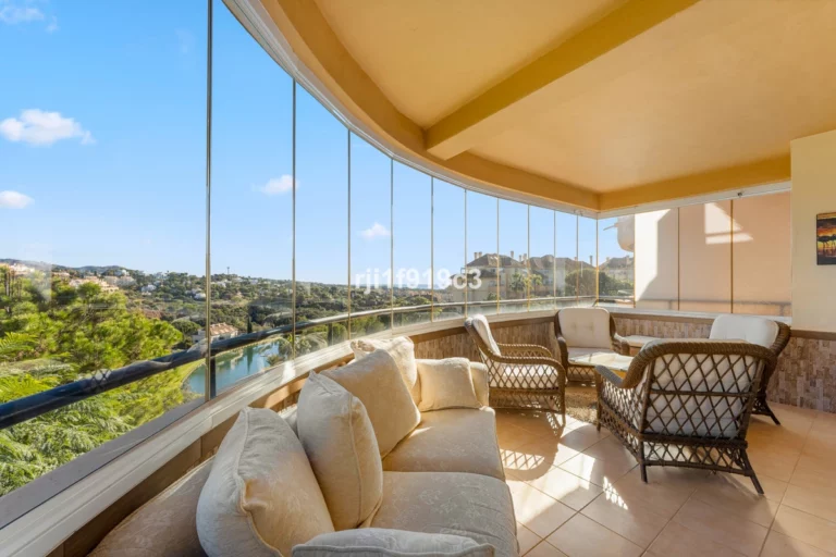 R5250313 | Middle Floor Apartment in Elviria – € 548,000 – 3 beds, 2 baths