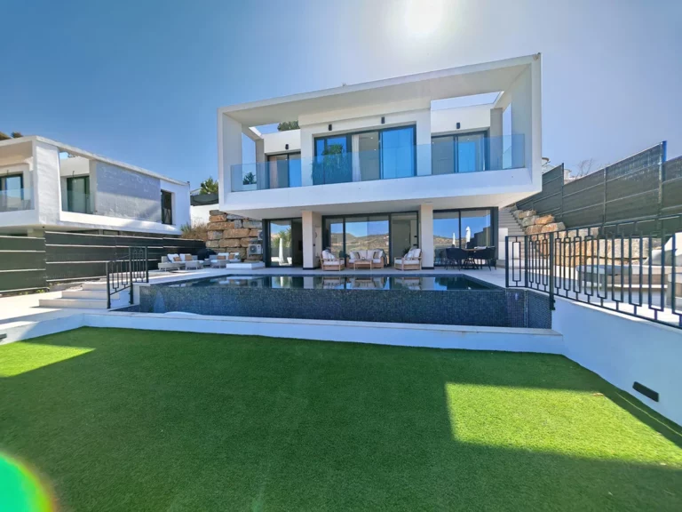 R5134837 | Detached Villa in Estepona – € 1,590,000 – 5 beds, 3.5 baths