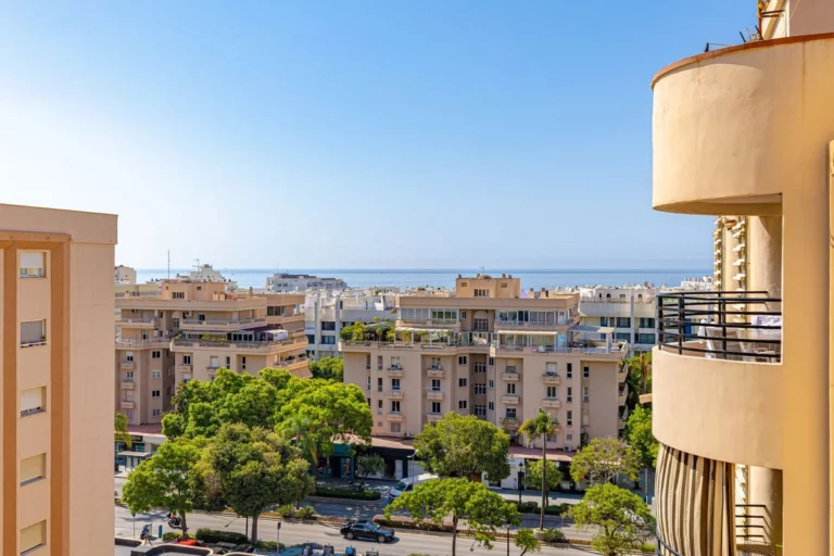 R5135143 | Top Floor Apartment in Marbella – € 590,000 – 3 beds, 3 baths