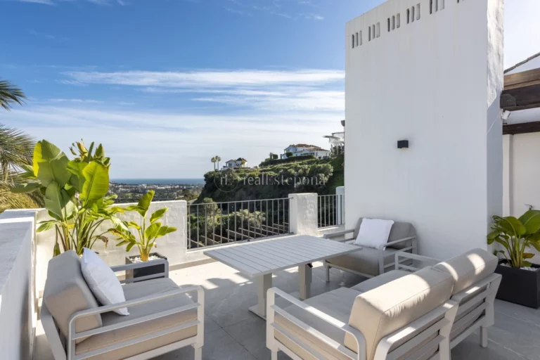 361-12682P | Duplex Penthouse in Benahavis – € 1,395,000 – 3 beds, 3 baths