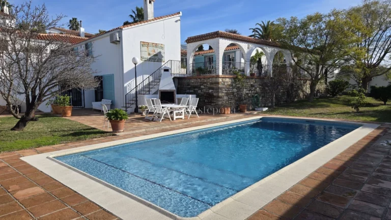 6262 | Villa in Estepona – € 1,295,000 – 4 beds, 3 baths