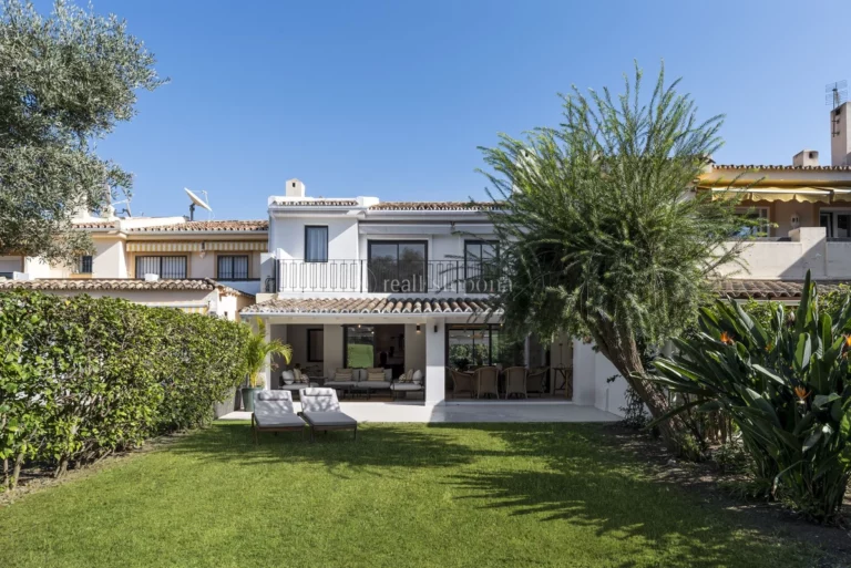 855-00118P | Town House in Nueva Andalucia – € 1,650,000 – 4 beds, 3 baths