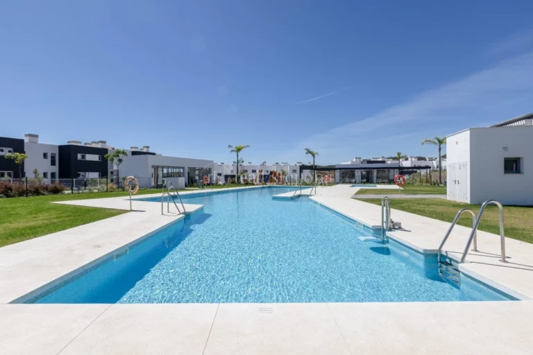 395-01067P | Apartment in Estepona – € 350,000 – 2 beds, 2 baths