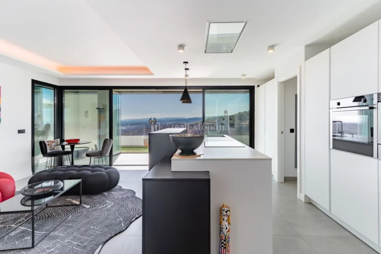1055-00002P | Penthouse in Estepona – € 998,000 – 3 beds, 2 baths