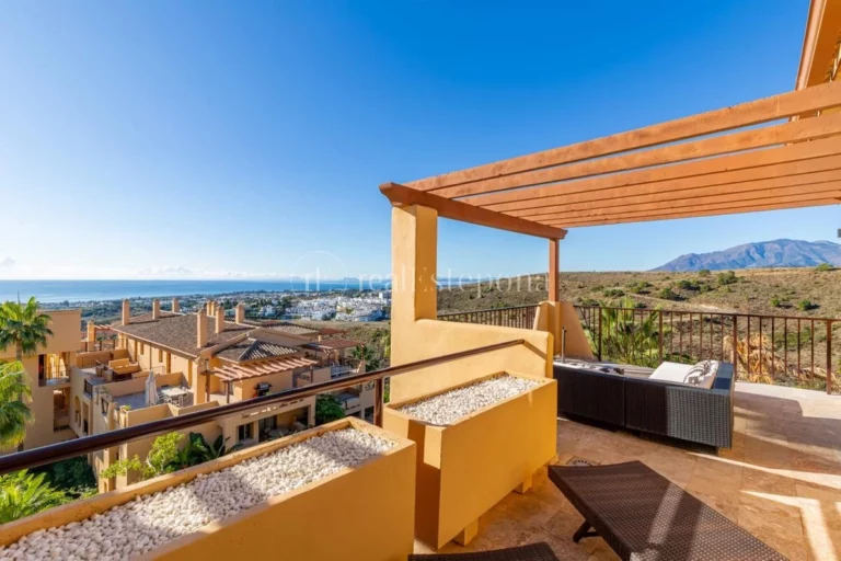 963-00264P | Penthouse in Benahavis – € 630,000 – 2 beds, 2 baths