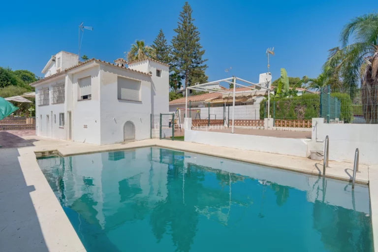 5899MLV | Villa in Nueva Andalucia – € 1,375,000 – 2 beds, 2 baths