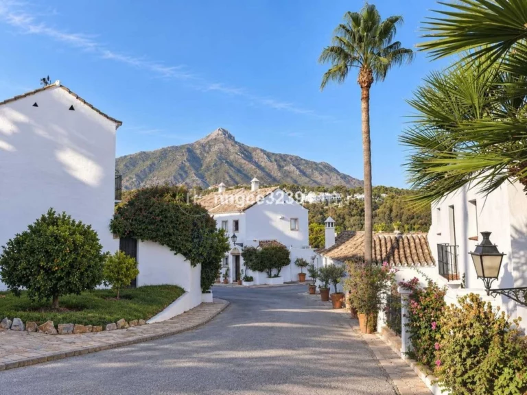 R1049 | Town House in Nueva Andalucia – € 499,000 – 2 beds, 2 baths