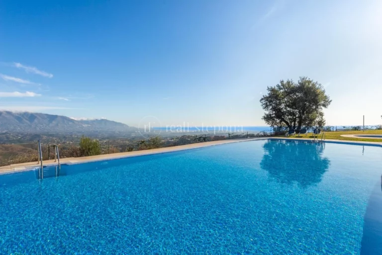 151-MOP | Town House in Marbella East – € 615,000 – 4 beds, 3 baths